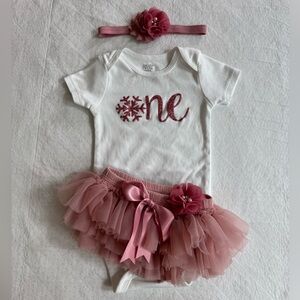 Winter Wonderland Baby Girl’s First Birthday Outfit